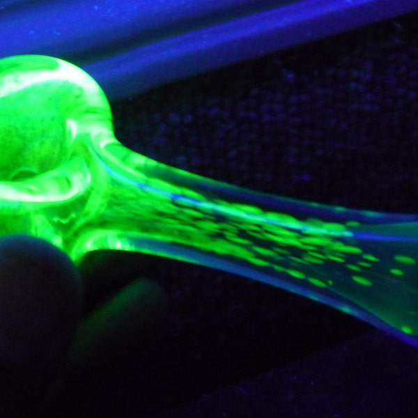 Rare Glowing UV reactive green glass smoking handpipe approx.4.5 inches"bowl smoking glass