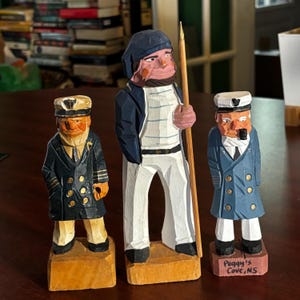 Figuras de marinheiro de madeira esculpidas à mão: conjunto de arte popular náutica vintage