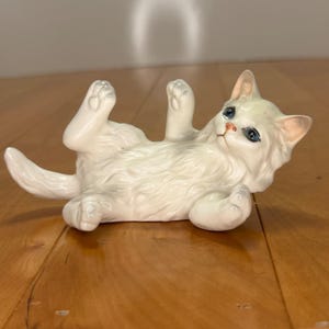 ヴィンテージ エネスコ 白猫の置物 – 1985年 磁器製 しゃがんだ子猫