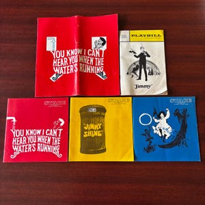 以下が含まれることがあります： ヴィンテージの演劇プログラムとプログラムのコレクション。アイテムには、「You Know I Can't Hear You When The Water's Running」というテキストが入った赤いプログラム、「Jimmy Shine」という黄色のプログラム、白いフィギュアが入った青いプログラムが含まれています。