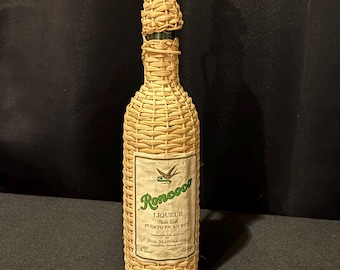 Roncoco Likörflasche – Grünes Glas mit Rattanüberzug – Ron Matusalem, San Juan PR – Vintage Barzubehör
