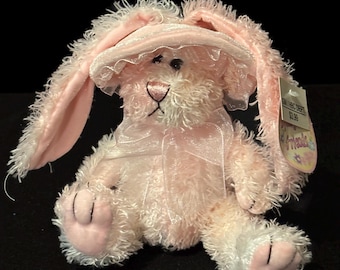 Conejo de peluche rosa de orejas largas con gorro de Vintage Fine Toy Co.