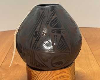 Casas Grandes (Mata Ortiz) Keramik Vase – Macario Ortiz – signiert & datiert 1987 – schwarze Ware auf Holzsockel