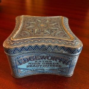 Lata de tabaco Edgeworth Ready-Rubbed – Larus & Bro Co. – Richmond, VA – Diseño azul ornamentado – 5x5x3&quot;
