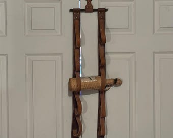 Portabottiglie sospeso in pelle – 5 posti con anello in ottone e aste in legno