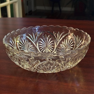 Anchor Hocking Prescut 8&quot; Scalloped Serving Bowl – Star of David Pattern – Vintage Clear Glass