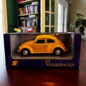 NIB 1:24 Sunnyside SS7707W Volkswagen Beetle Diecast – Yellow Hardtop with Opening Doors – 1955 Classic