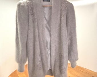 Cárdigan Lee Sands de angora color lavanda – Aplicaciones de pedrería y perlas – Forrado con hombreras – Estilo vintage