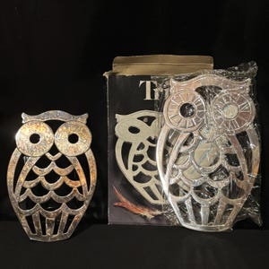 Puede incluir: Una taza de cerámica blanca con un asa negra y el texto "But First, Coffee" en estilo manuscrito. La taza está sobre una superficie blanca. La taza es para bebidas calientes.