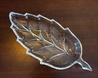 Piatto a forma di foglia in vetro trasparente Hazel-Atlas – 9,5x4x1” – Elegante servizio da tavola di metà secolo
