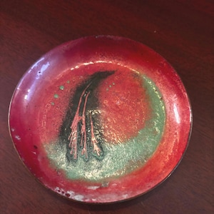 Vintage Enameled Copper Dish – 4.5&quot; – Red & Green Abstract Design – Mid-Century Modern