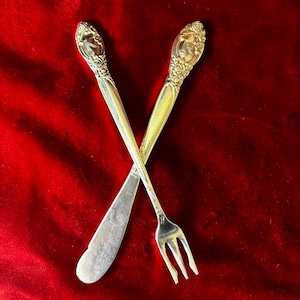 Zestaw widelców i noży Vintage Oneida Ballad Silverplate: Uchwyty z monogramem kwiatowym