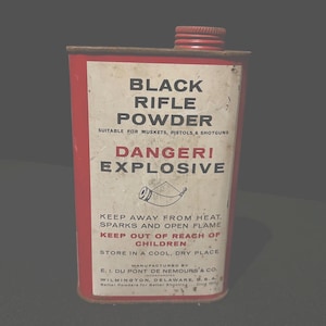 Op de afbeelding: Een vintage rode en witte metalen bus met Black Rifle Powder. Het etiket waarschuwt voor explosiegevaar en geeft instructies voor veilige opslag. De bus is geschikt voor musketten, pistolen en jachtgeweren.