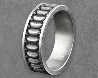 Anello con ingranaggio industriale: fascia in argento steampunk con denti meccanici, gioielli ispirati all'ingegneria e alle macchine