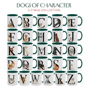 Pu&ograve; includere: Una collezione di tazze in ceramica bianca con interno e manico verdi. Ogni tazza presenta una lettera dell'alfabeto e un'illustrazione di una razza canina. Il testo "DOGS OF CHARACTER A-Z MUG COLLECTION" &egrave; in alto.