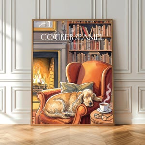 Könnte beinhalten: Aquarellillustration eines Cocker Spaniels, der in einem gemütlichen Sessel schläft. Das Kunstwerk zeigt einen Kamin, Bücherregale und eine Tasse Tee. Der gerahmte Druck trägt den Text "The Cocker Spaniel" oben.