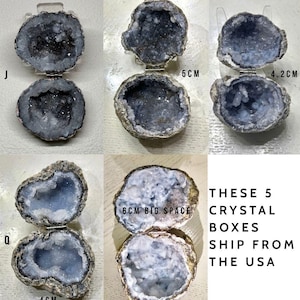 Puede incluir: Cinco cajas de geoda de cristal con bisagras, exteriores rocosos y rugosos e interiores cristalinos brillantes en tonos azul, gris y blanco. Los art&iacute;culos est&aacute;n etiquetados con medidas de 5 cm, 4,2 cm y 4 cm, e incluyen el texto 6CM BIG SPACE.