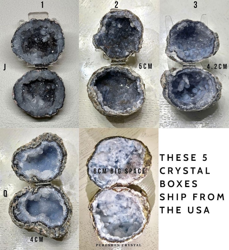Puede incluir: Cinco cajas de geoda de cristal con bisagras, exteriores rocosos y rugosos e interiores cristalinos brillantes en tonos azul, gris y blanco. Los art&iacute;culos est&aacute;n etiquetados con medidas de 5 cm, 4,2 cm y 4 cm, e incluyen el texto 6CM BIG SPACE.