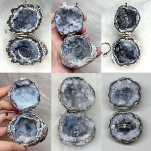 Puede incluir: Una colecci&oacute;n de seis cajas para anillos de geoda abierta con cubiertas exteriores rugosas de color gris oscuro e interiores cristalinos de color azul claro. Cada geoda est&aacute; articulada con un peque&ntilde;o cierre met&aacute;lico para un anillo.