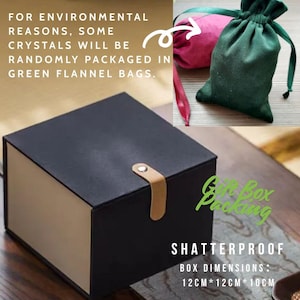 Puede incluir: Una caja de regalo cuadrada negra con una correa de cuero sint&eacute;tico color canela y un cierre de metal. La caja mide 12cm por 12cm por 10cm. Tambi&eacute;n se muestran bolsas de franela con cord&oacute;n verde y rosa para empaquetar cristales.