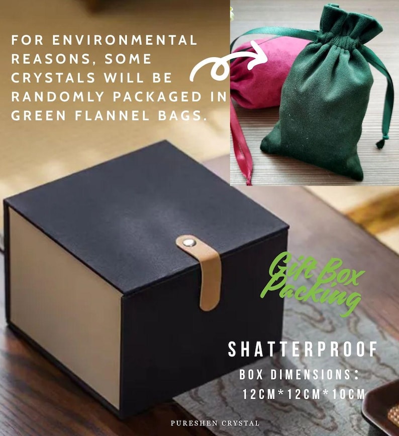 Puede incluir: Una caja de regalo cuadrada negra con una correa de cuero sint&eacute;tico color canela y un cierre de metal. La caja mide 12cm por 12cm por 10cm. Tambi&eacute;n se muestran bolsas de franela con cord&oacute;n verde y rosa para empaquetar cristales.