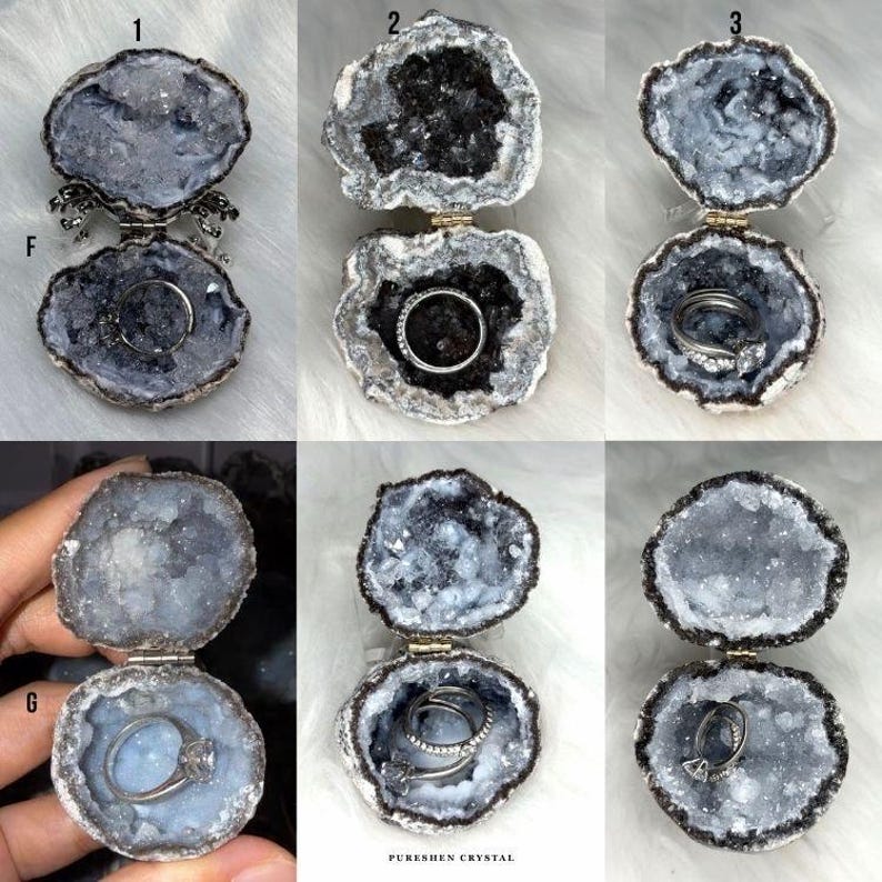 Puede incluir: Seis cajas para anillos de geoda abiertas con cierres met&aacute;licos de bisagra. Cada geoda presenta un centro hueco revestido con cristales brillantes azules o gris oscuro. Varias cajas contienen anillos de metal plateado en su interior.
