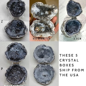 Puede incluir: Cinco cajas de cristal de geoda abiertas con interiores cristalinos de color gris y morado oscuro. Las cajas cuentan con cierres met&aacute;licos con bisagras. Una geoda muestra una etiqueta de 3,8 cm. Texto: BIG DIAMETER, MEDIUM DIAMETER, PURESHEN CRYSTAL.