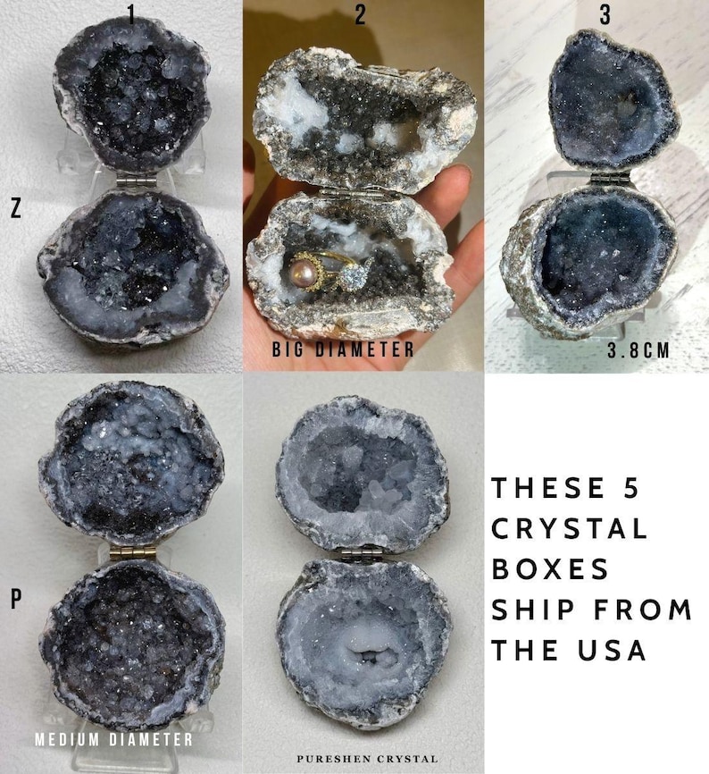 Puede incluir: Cinco cajas de cristal de geoda abiertas con interiores cristalinos de color gris y morado oscuro. Las cajas cuentan con cierres met&aacute;licos con bisagras. Una geoda muestra una etiqueta de 3,8 cm. Texto: BIG DIAMETER, MEDIUM DIAMETER, PURESHEN CRYSTAL.
