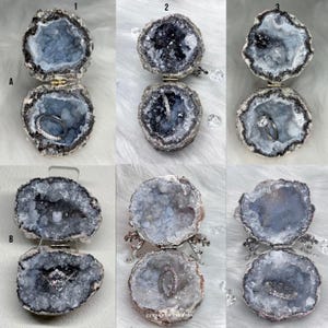 Puede incluir: Una colecci&oacute;n de seis cajas para anillos de geoda con bisagras, cada una con un interior de cristal natural en tonos azul claro, gris o gris oscuro. Las cajas est&aacute;n abiertas y muestran varios anillos plateados dentro de las cavidades.