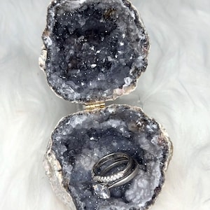 Boîte à bijoux en géode d'agate naturelle noire et grise, écrin à bagues, boîte en cristal pour mariage, fiançailles, cadeau d'amour
