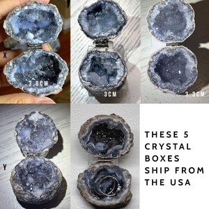 Puede incluir: Cinco cajas de geoda con bisagras, con exteriores rocosos y rugosos e interiores cristalinos brillantes en tonos azules y grises. Las cajas tienen medidas de 3,8 cm, 3 cm, 3,3 cm y 3,7 cm. Una de las cajas contiene un anillo de plata en su interior.