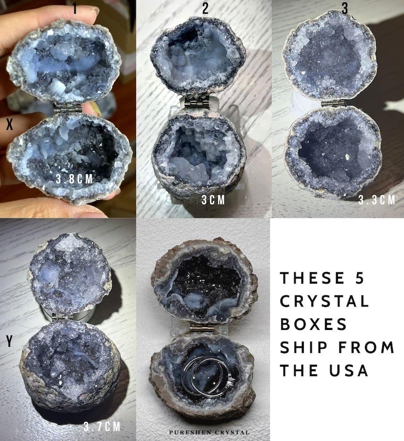 Puede incluir: Cinco cajas de geoda con bisagras, con exteriores rocosos y rugosos e interiores cristalinos brillantes en tonos azules y grises. Las cajas tienen medidas de 3,8 cm, 3 cm, 3,3 cm y 3,7 cm. Una de las cajas contiene un anillo de plata en su interior.
