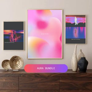 Könnte beinhalten: Aura-Bundle aus drei gerahmten Kunstdrucken. Ein Druck zeigt eine Silhouette einer Person, die Gitarre spielt, mit dem Text "don't have to pretend anymore". Ein weiterer Druck hat einen rosa-orangenen Farbverlauf mit dem Text "be here be now". Der dritte Druck zeigt eine Person, die mit dem Text "release your time ambitions" geht.