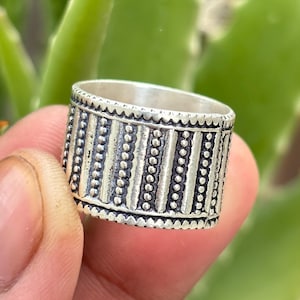 Breiter Bandring aus Sterling Silber – Handgemachter 925er Silberring – Boho-Tribal-Muster-Ring – Statement-Daumenring für Männer & Frauen