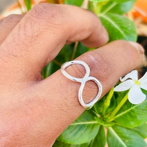 Anello infinito in argento sterling fatto a mano / Anello minimalista regolabile / Anello con promessa delicato / Fascia aperta leggera / Gioielli in argento per tutti i giorni