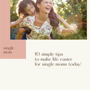 Peut inclure: Une femme et un enfant rient en plein air. La femme porte un haut à fleurs, l'enfant est sur son dos. Le texte sur l'image indique "maman célibataire" et "10 conseils simples pour faciliter la vie des mamans célibataires aujourd'hui !"
