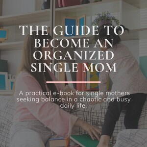 Peut inclure: Image avec le texte "THE GUIDE TO BECOME AN ORGANIZED SINGLE MOM" et une femme avec un enfant. Le texte "A practical e-book for single mothers seeking balance in a chaotic and busy daily life." est également présent.
