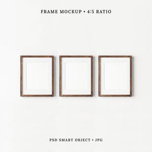 Puede incluir: Tres marcos de fotos cuadrados con marcos de madera marrón y paspartús blancos se muestran sobre un fondo blanco. El texto "FRAME MOCKUP • 4:5 RATIO" y "PSD SMART OBJECT • JPG" está en la parte superior e inferior.
