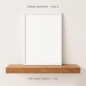 Mockup di cornice bianca A4 in formato PSD e JPG appoggiata a una mensola in legno rustico