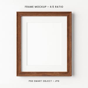 Może przedstawiać: Brązowa drewniana ramka na zdjęcia z białym passe-partout, na białym tle. Ramka jest prostokątna o proporcjach 4:5, a u góry znajduje się tekst "FRAME MOCKUP • 4:5 RATIO". Tekst "PSD SMART OBJECT • JPG" znajduje się na dole.