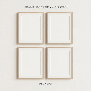 Könnte beinhalten: Vier helle Holzrahmen in einer zwei-mal-zwei-Anordnung, jeweils mit weißem Passepartout und leerem rechteckigem Zentrum. Der Text "FRAME MOCKUP • 4:5 RATIO" steht oben, und "PSD • JPG" ist am unteren Rand der Darstellung zu lesen.
