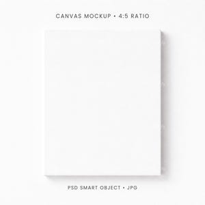 Puede incluir: Una maqueta de lienzo blanco en proporción 4:5, ideal para exhibir obras de arte o diseños. El lienzo está centrado sobre un fondo blanco, con el texto "CANVAS MOCKUP • 4:5 RATIO" y "PSD SMART OBJECT • JPG" mostrado arriba y abajo.