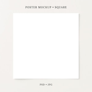 以下が含まれることがあります： 上部に「POSTER MOCKUP • SQUARE」、下部に「PSD • JPG」というテキストが記載された正方形の白いポスターモックアップ。中央部分は空白の白い正方形になっており、デジタルデザインの配置やプロフェッショナルなプレゼンテーションのためのクリーンなスペースを提供します。