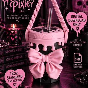 Op de afbeelding: Een zwarte 355 ml standaard blikhouder met een roze strik, roze druppelaccenten en een roze kettinghandvat. Het deksel toont een zwarte strikafbeelding. De tekst bevat Haunted Pixie LLC, 3D Printed Goods For Spooky Souls en 3MF.