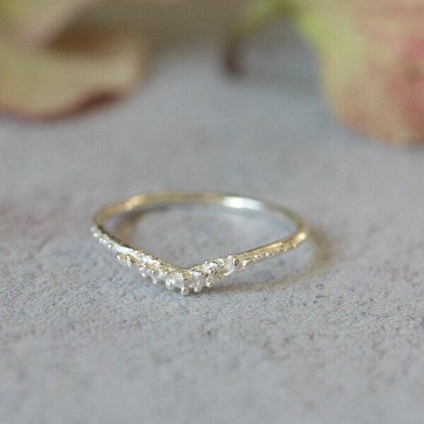 Delicado anillo de horquilla de plata del bosque