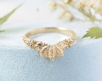 Elder leaf crown gold wedding ring