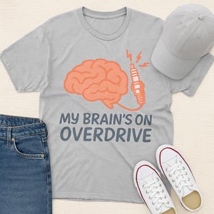 私の脳はオーバードライブTシャツ - おもしろTシャツ、ADHDユーモアTシャツ、ユニセックスグラフィックブレインTシャツ、オタク風スパークプラグTシャツ、考えすぎてしまう人へのギフト
