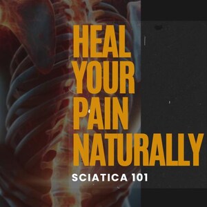 Op de afbeelding: Boekomslag met de titel "HEAL YOUR PAIN NATURALLY" in grote oranje letters. Het boek heeft als ondertitel "SCIATICA 101" en bevat de tekst "A Chiropractor's Guide to Understanding, Managing, and Easing Your Pain at Home" door Dr. Odalis V&aacute;zquez. De achtergrond toont een gestileerde illustratie van een menselijke wervelkolom.
