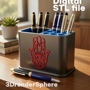 Puede incluir: Un portalápices gris oscuro con un diseño de mano de Hamsa roja, que contiene bolígrafos con detalles dorados y plateados. El texto "Digital STL file" y "3DrenderSphere" son visibles.