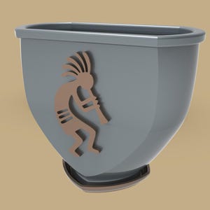Puede incluir: Una maceta gris con un dise&ntilde;o de Kokopelli marr&oacute;n. La maceta tiene forma redondeada con la parte superior plana y una base peque&ntilde;a. La figura de Kokopelli toca la flauta. Para uso interior o exterior.